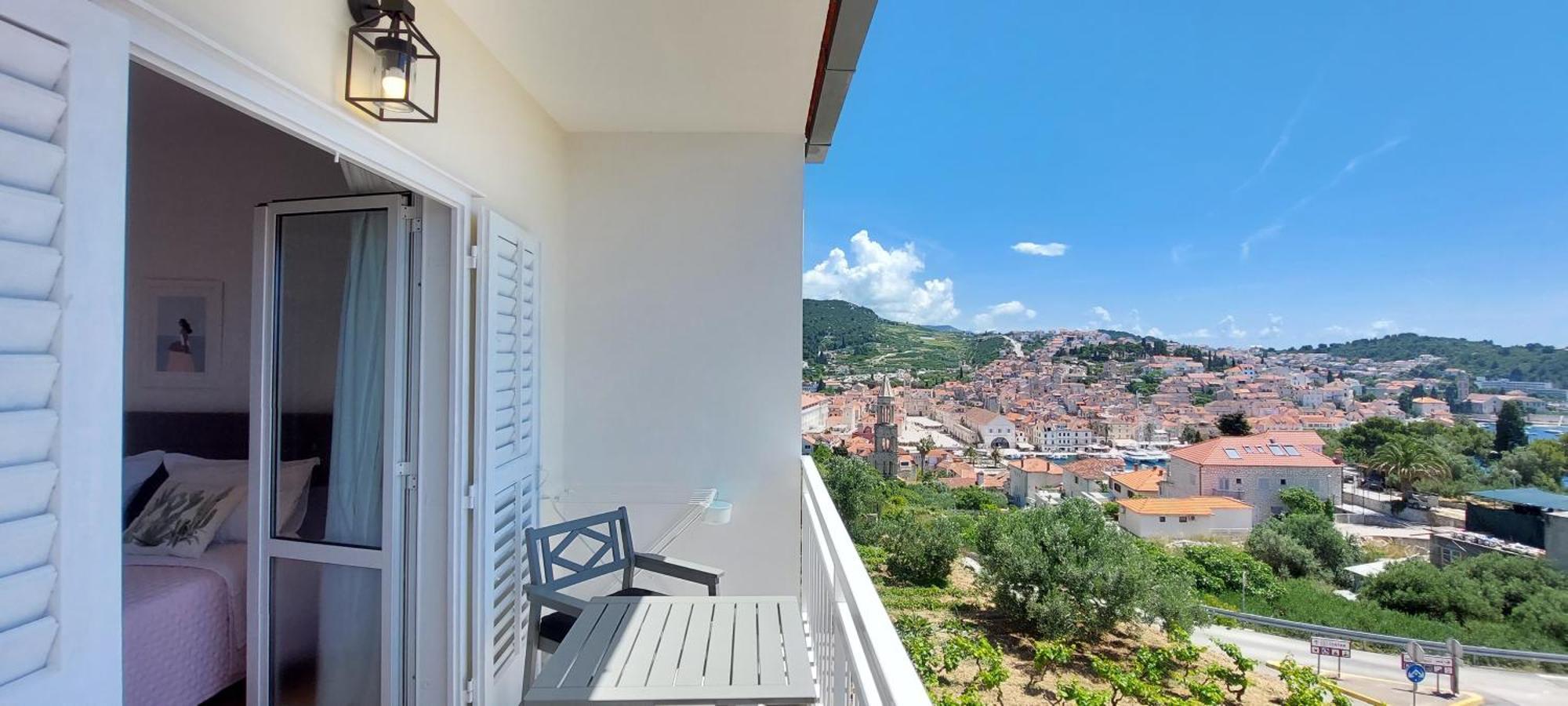 Luka Hvar Town