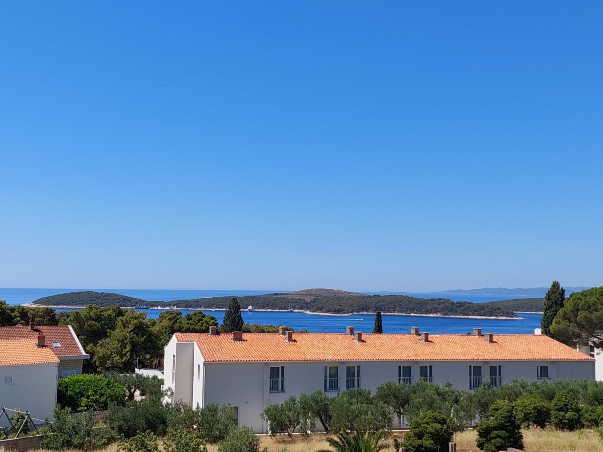 Luka Hvar Town